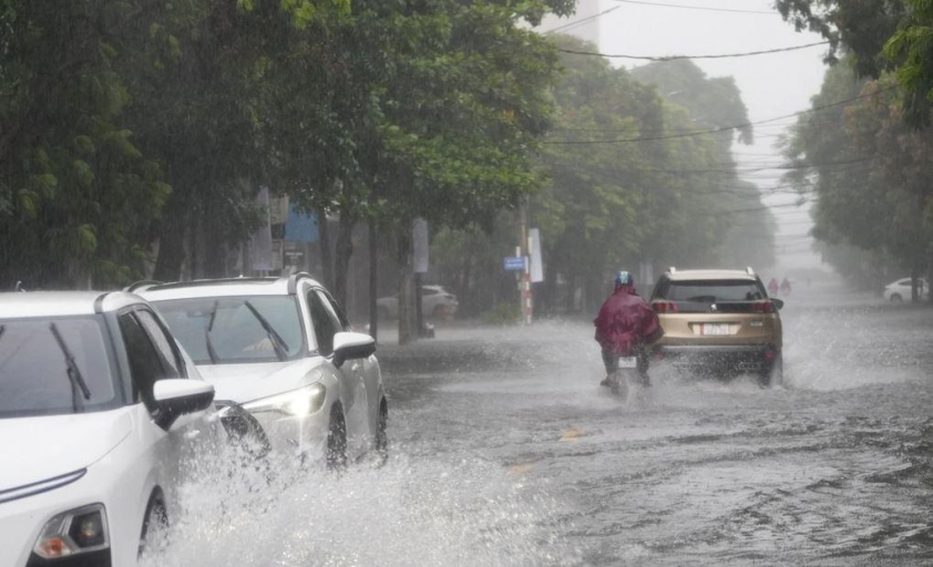 Lực lượng CSGT thực hiện nhiệm vụ trong điều kiện thời tiết xấu