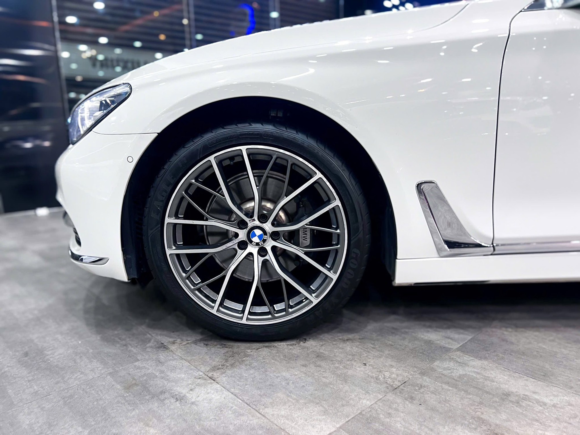 Vô lăng thể thao BMW M và đồng hồ điện tử