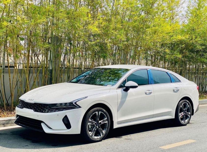 Mẫu sedan hạng D giảm giá và ưu đãi tháng 9