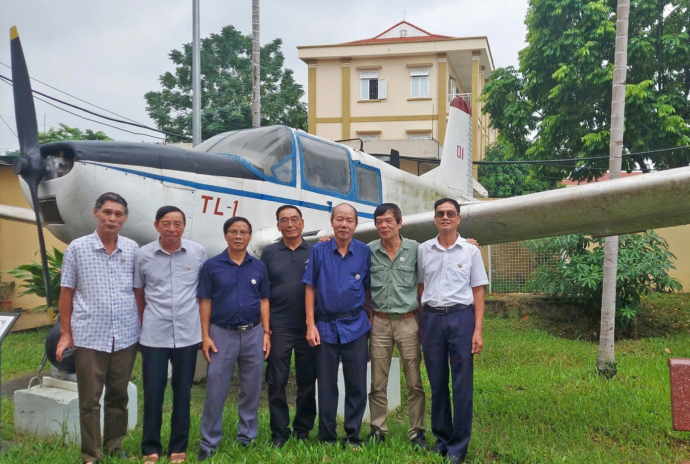Kỹ sư cùng thợ lành nghề bên chiếc TL-1