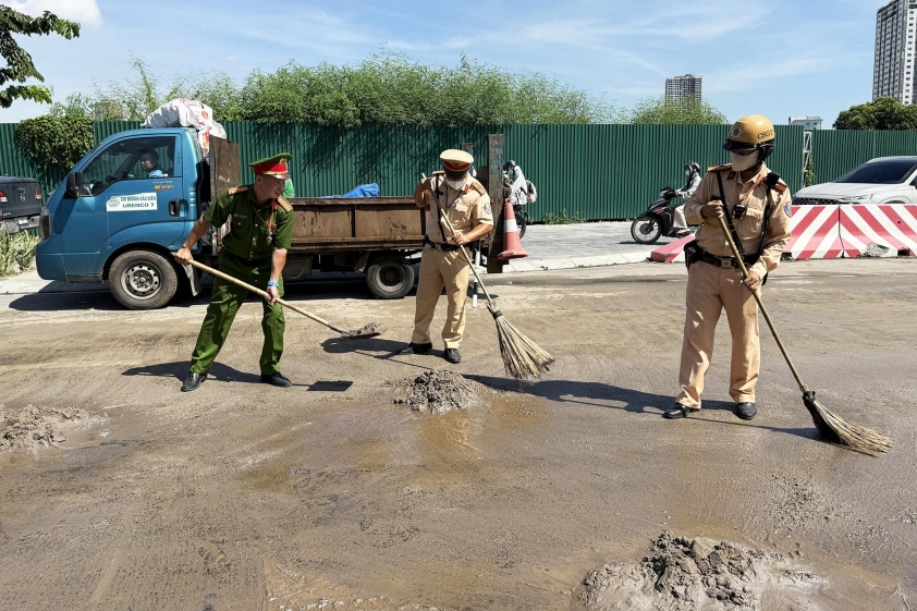 Xe tải chở dầu bị thủng téc gây tràn dầu trên mặt đường