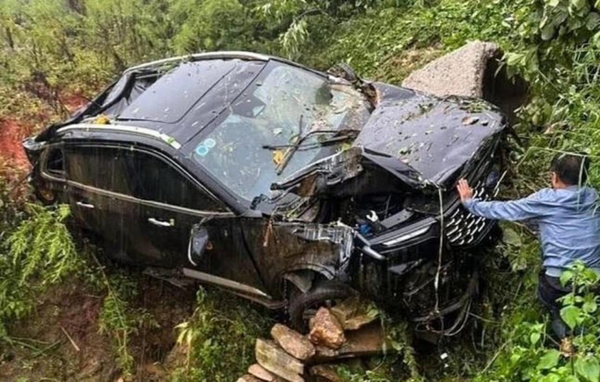 Người dân giúp đỡ người bị nạn sau sạt lở