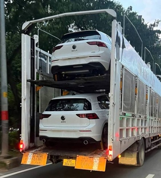 VW Golf trên xe chuyên dụng chuẩn bị về đại lý Việt Nam