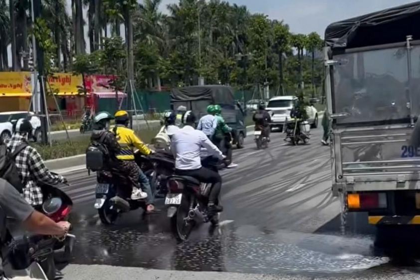 Người đi xe máy trượt ngã trên đường Lê Quang Đạo
