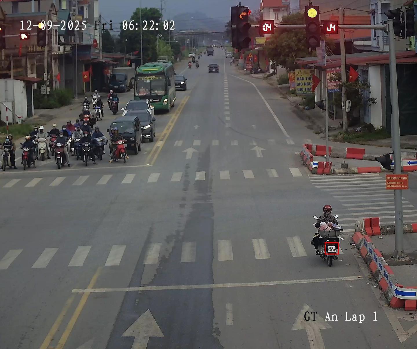 Xe máy vi phạm vượt đèn đỏ