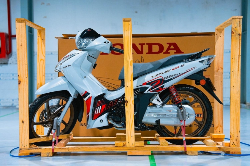 Honda Wave 125 R Special Edition Profender trắng với tem đỏ đen thể thao