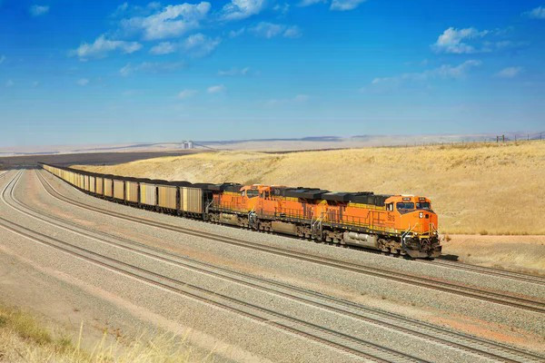 Đoàn tàu Tàu chở hàng dài 4,5 km với bảy đầu máy