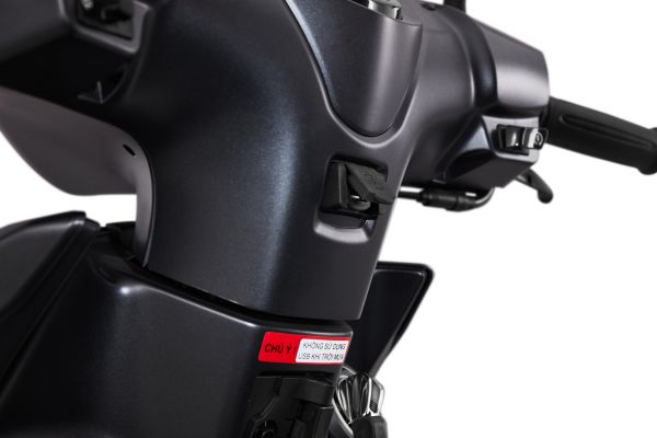 Cổng sạc điện thoại được đặt ở đầu xe.