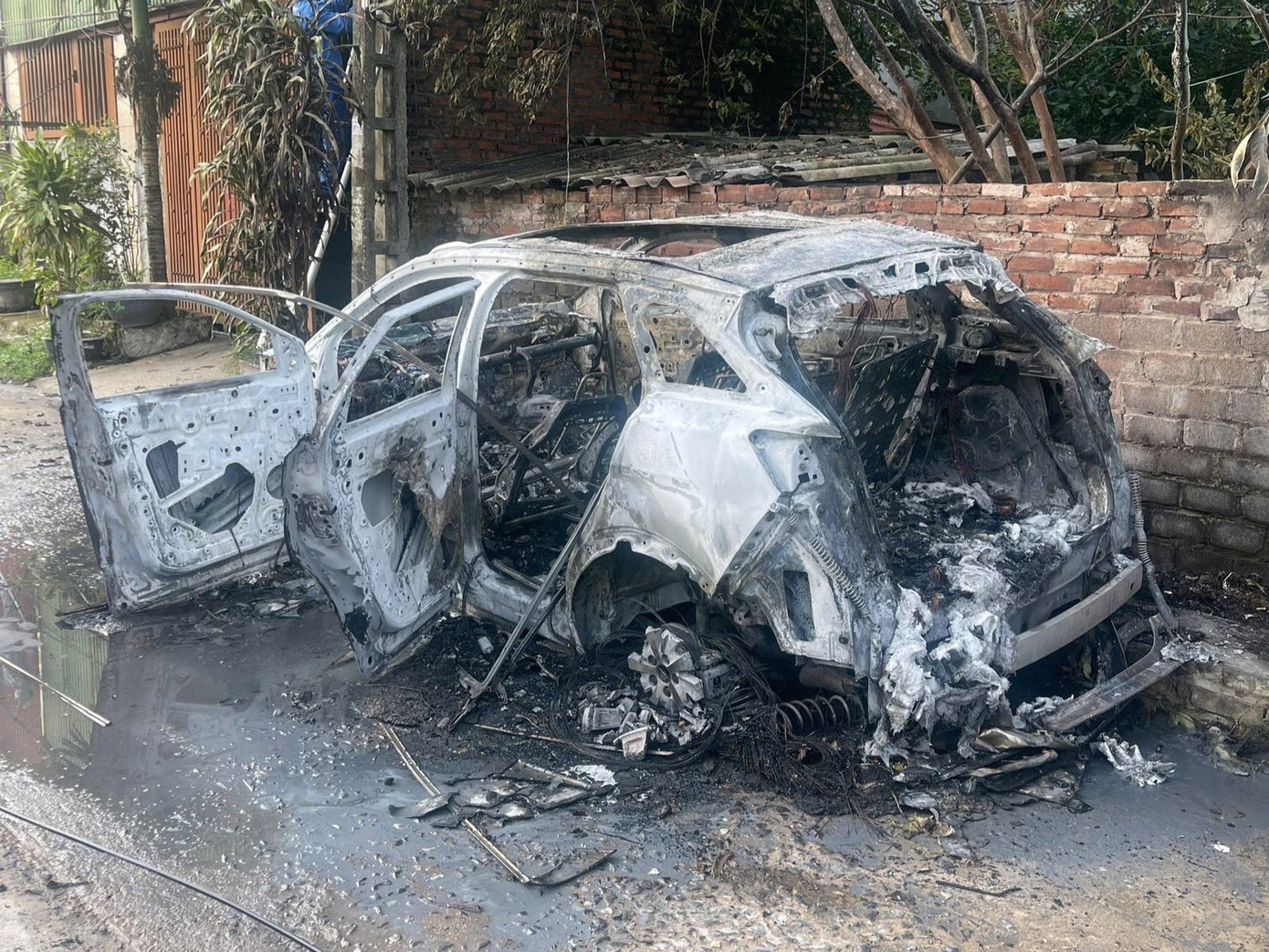 Xe Peugeot 3008 bị thiêu rụi