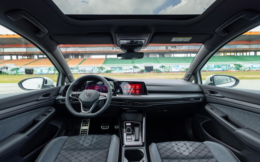 Vô-lăng xe sang trọng và thể thao