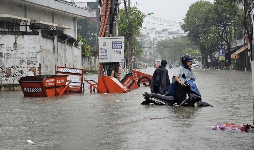 Người dân đi bộ qua đoạn ngập