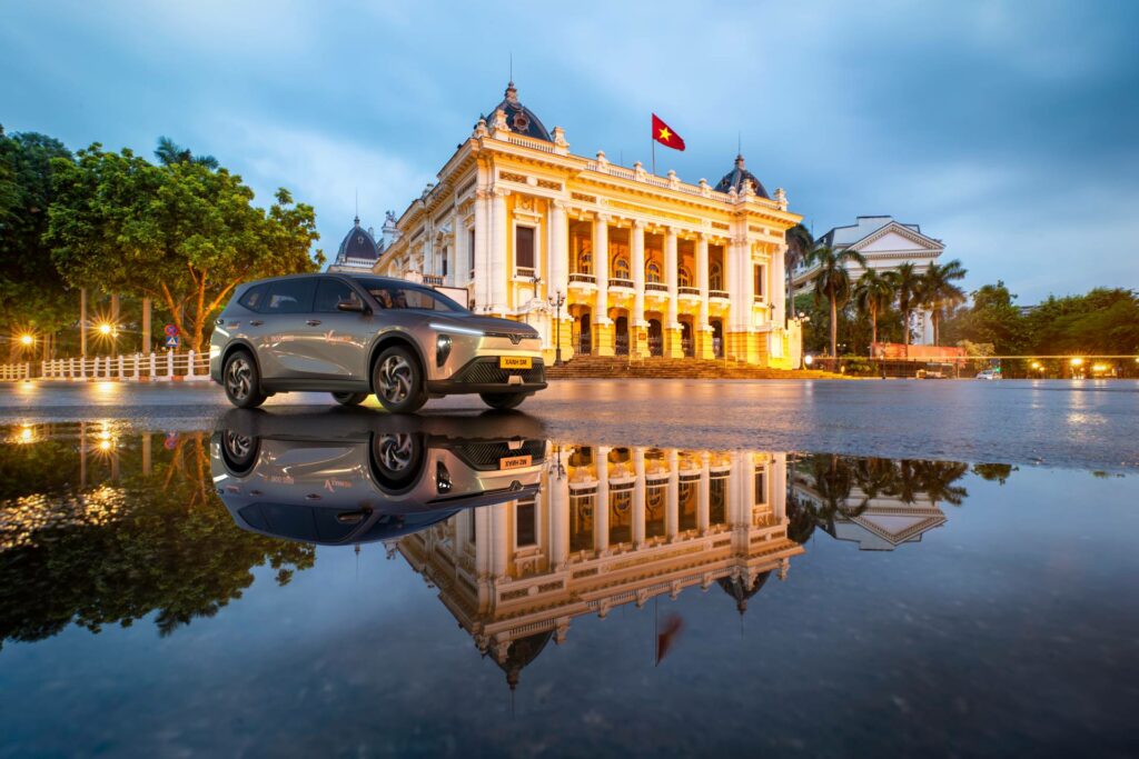 Taxi điện 7 chỗ với màu ghi xám độc đáo Taxi điện 7 chỗ màu ghi xám