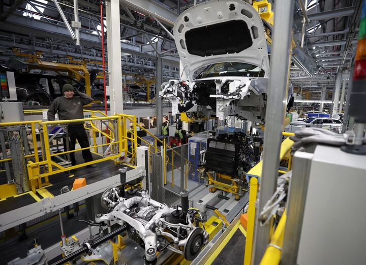 Vụ tấn công mạng Jaguar Land Rover gây thiệt hại 2,5 tỷ USD cho kinh tế Anh- Ảnh 1. Bên trong nhà máy Jaguar Land Rover