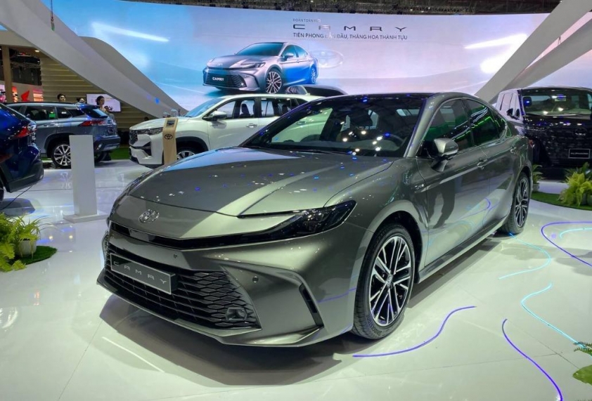 Toyota Camry 2.5 HEV Sedan cỡ D Toyota Camry phiên bản Hybrid