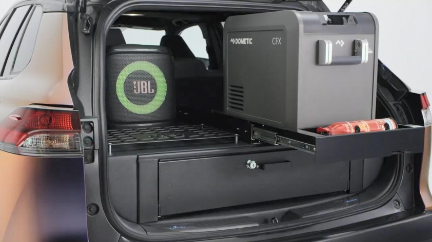 Nội thất Corolla Cross Hybrid Nasu Edition Khoang hành lý tích hợp loa và tủ lạnh