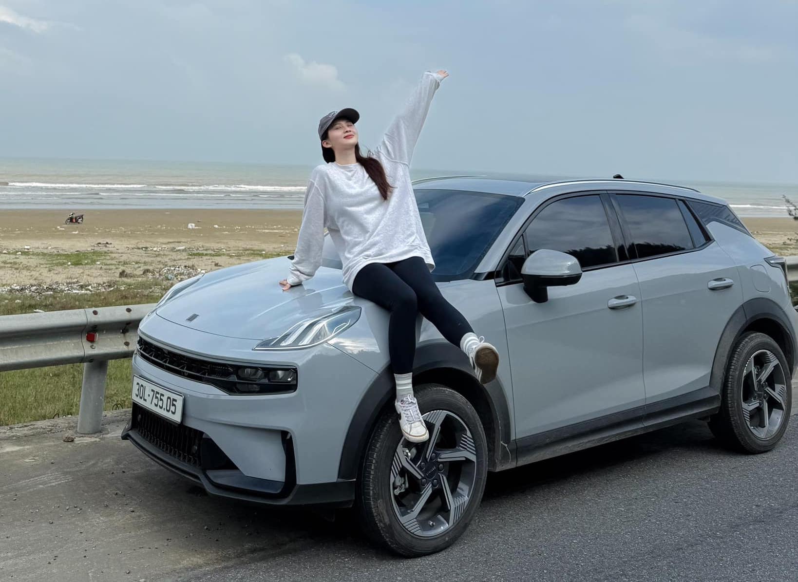 Quỳnh Như bên xe Lynk & Co 06