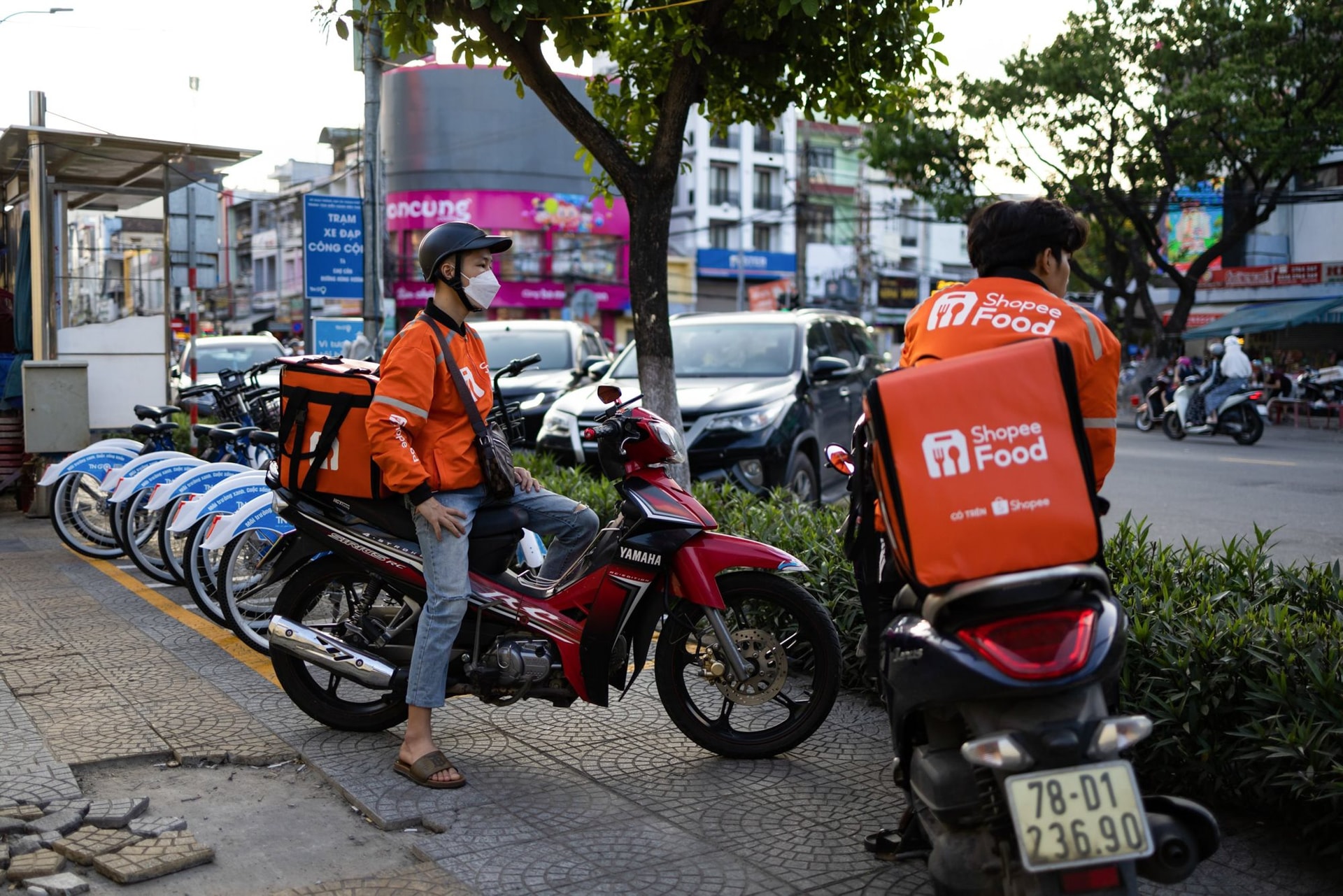 Thu nhập và sự ổn định bị ảnh hưởng bởi hủy đơn và quá tải