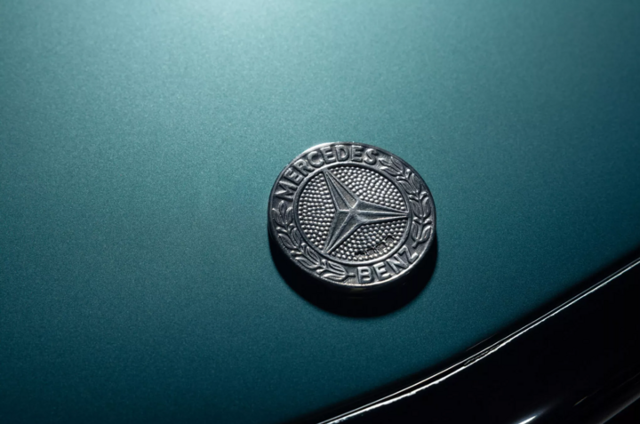 Logo Mercedes bạc không nguyên bản