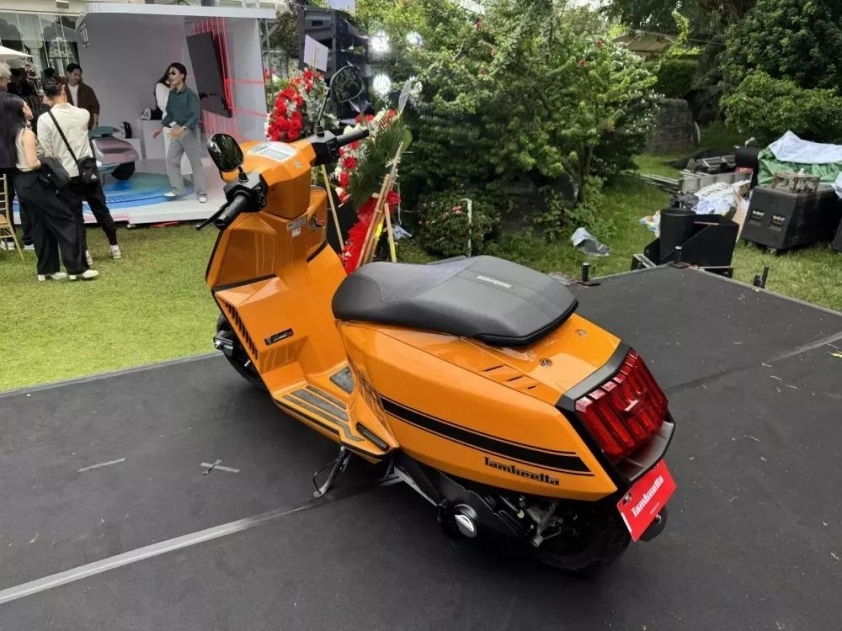 Động cơ 275cc mạnh mẽ của Lambretta X300