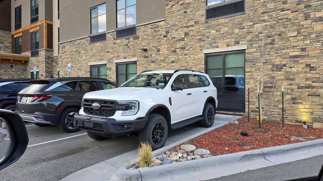 Ford Everest với cản off-road và mâm đen