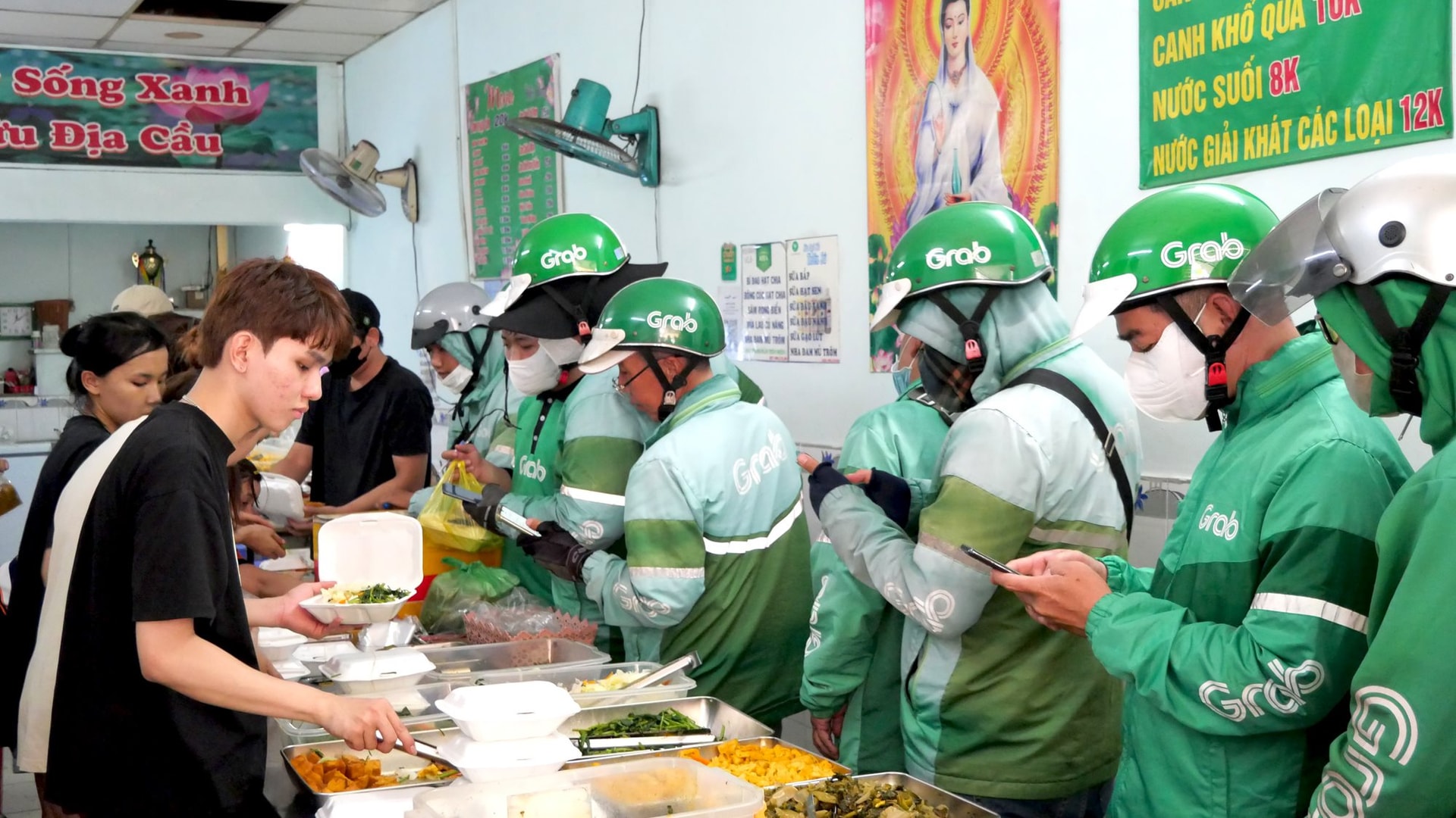 Màu xanh của đội ngũ tài xế nổi bật tại các quán ăn