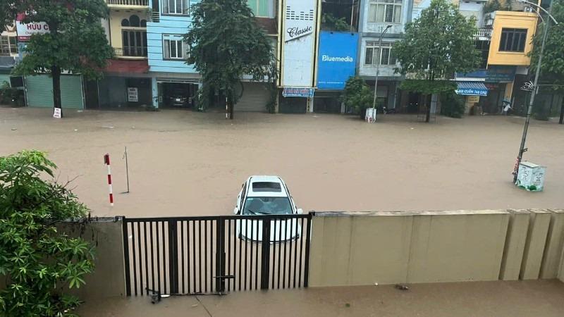 Lực lượng cứu hộ hỗ trợ người dân trong mưa lũ