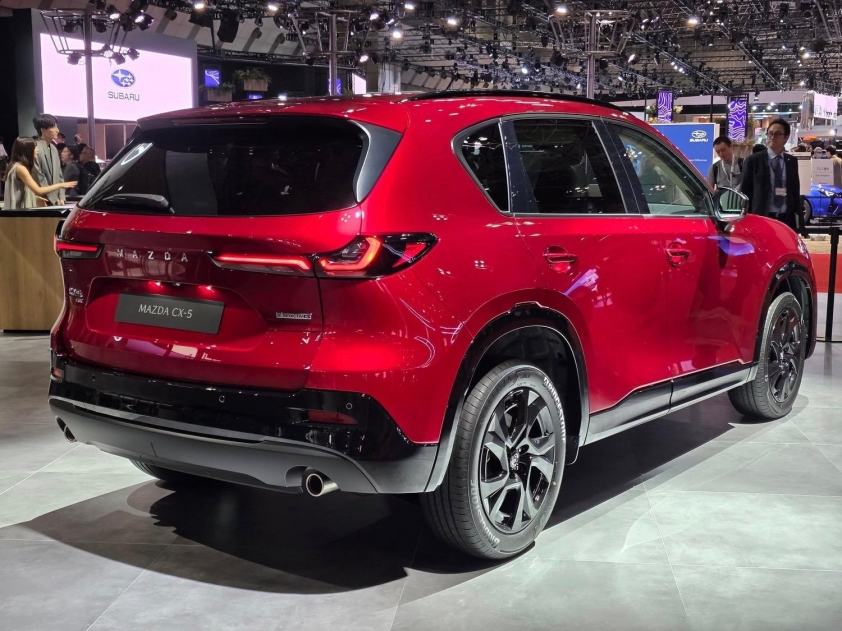 Đuôi xe Mazda CX-5 mới với đèn hậu mảnh và ống xả kép
