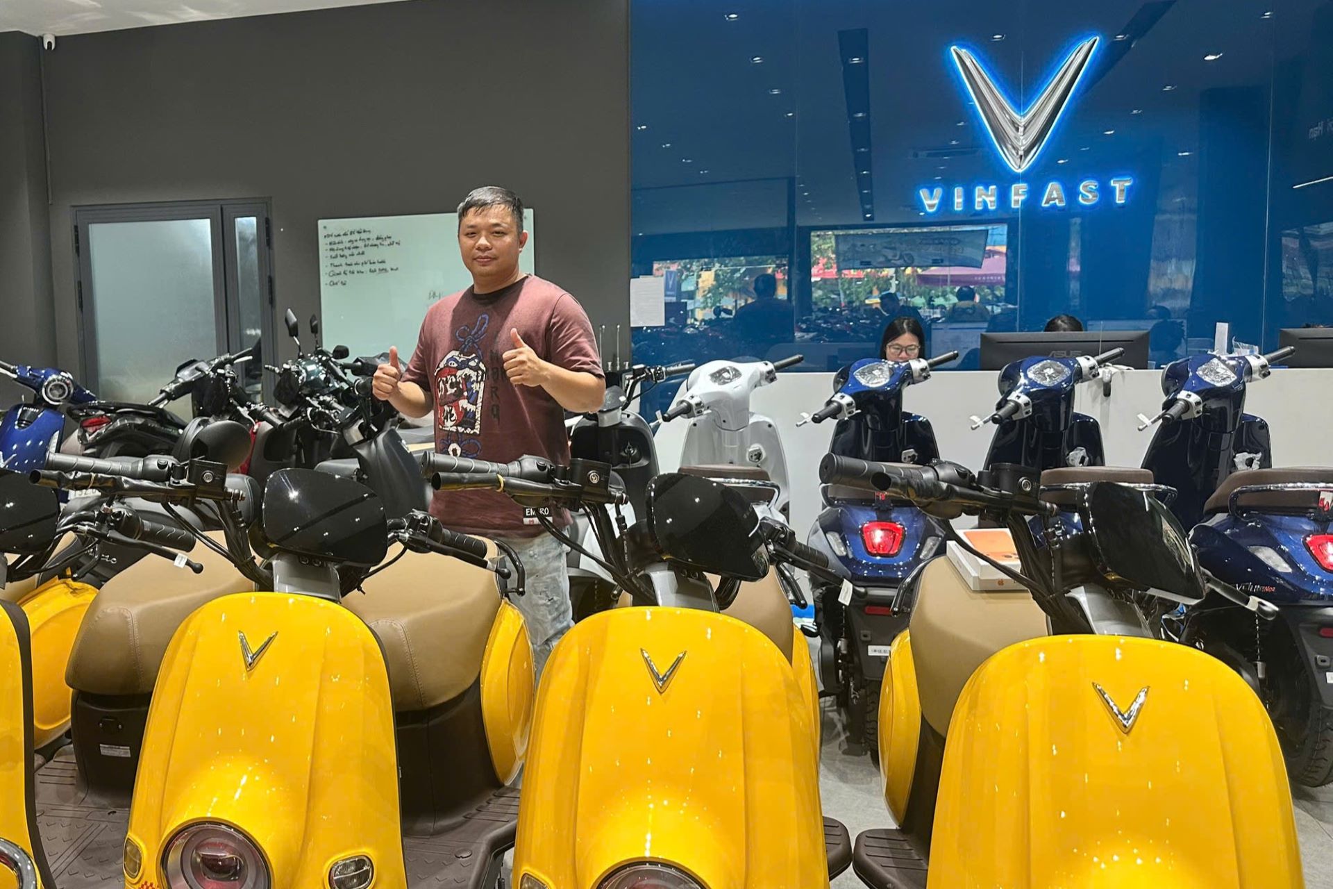 Chủ đầu tư tự tin với 2 đại lý xe máy điện Chủ đầu tư tại đại lý xe máy điện VinFast