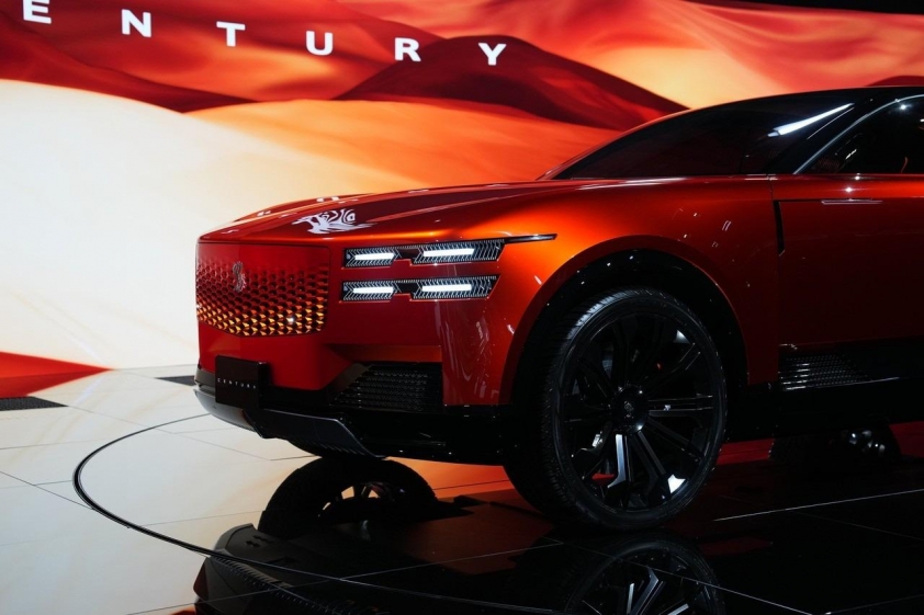 Chi tiết phần đầu xe với lưới tản nhiệt lớn