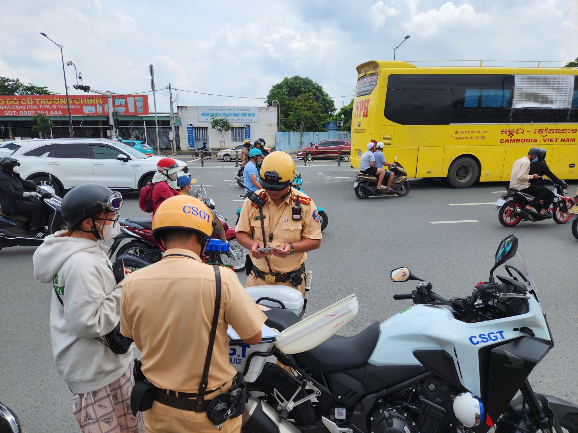 Thêm 250 phương tiện bị CSGT TP HCM phạt nguội trong ngày 12-10- Ảnh 1. CSGT TP HCM phạt nguội gần 250 trường hợp vào ngày 12-10.