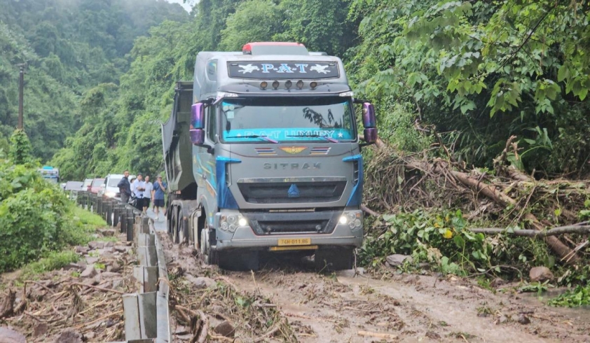Đất đá tràn xuống mặt đường gây ách tắc giao thông