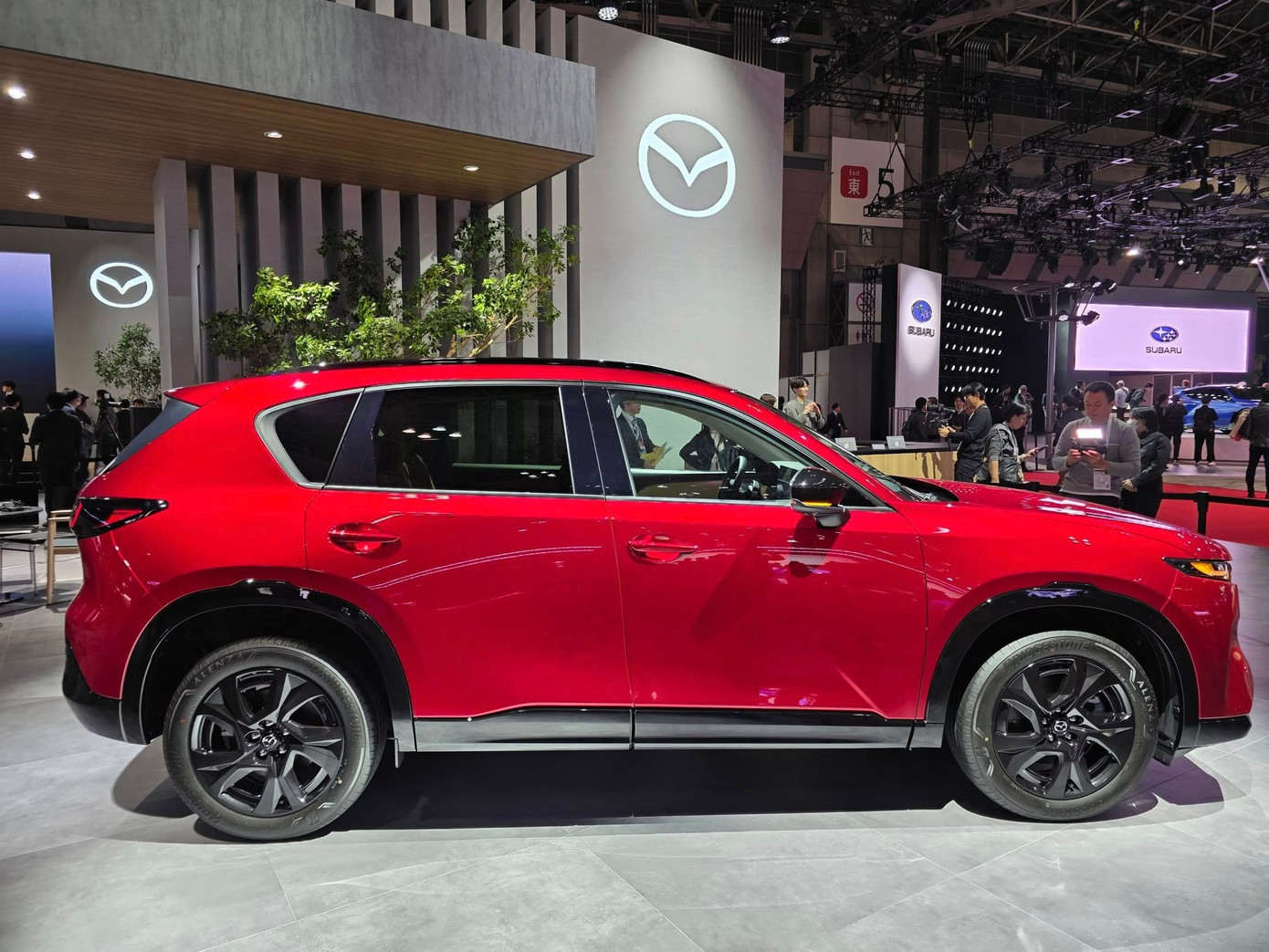 Đường gân thân xe và ốp hông màu đen trên Mazda CX-5 mới