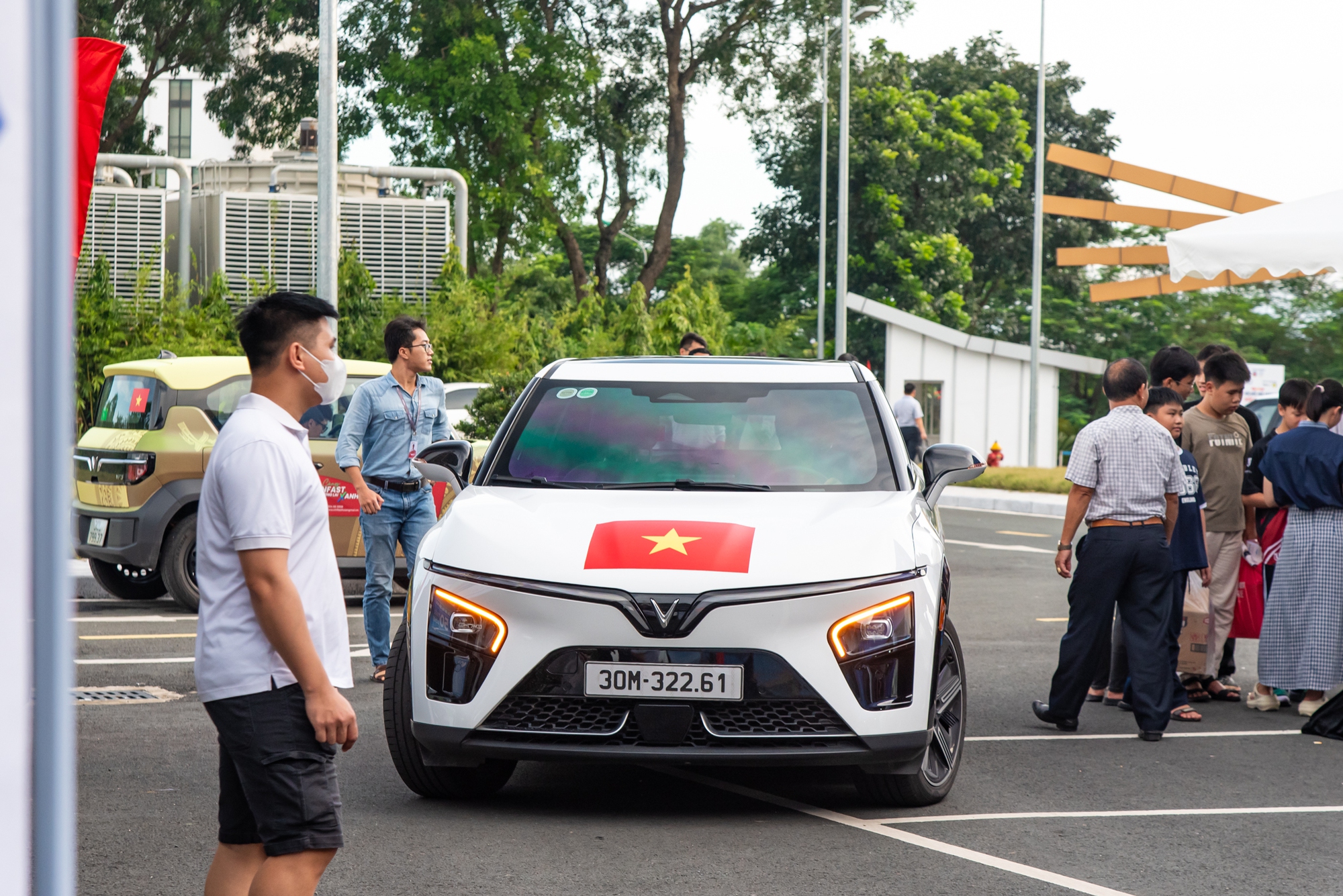 Người dùng thích thú lái thử xe máy điện
