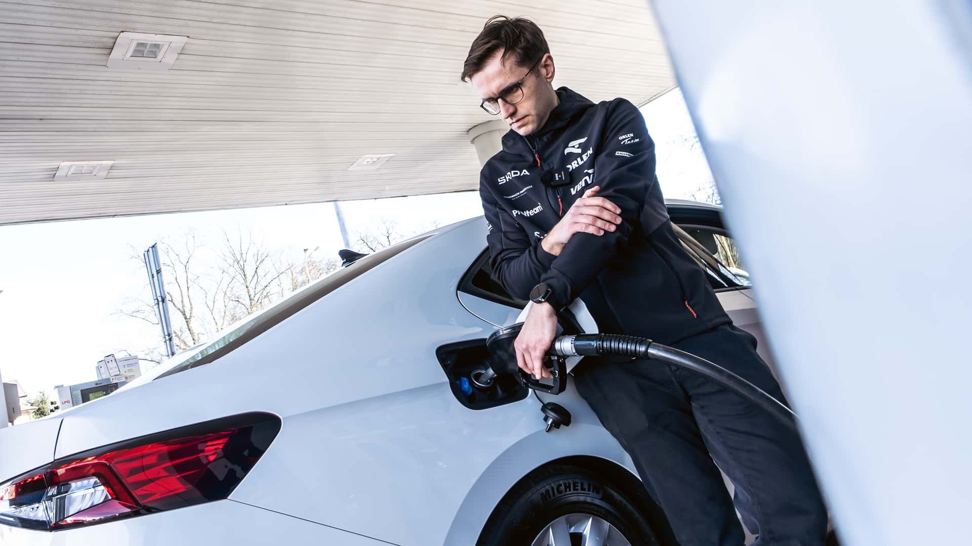 Miko Marczyk lái Skoda Superb vượt giới hạn Tay đua Miko Marczyk bên chiếc Skoda Superb