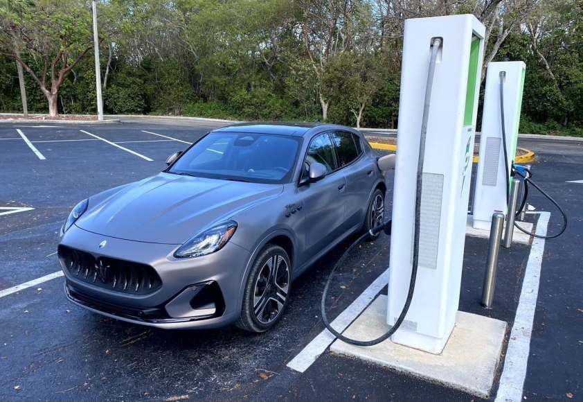 Maserati Grecale Folgore 5 Maserati Grecale Folgore màu xanh