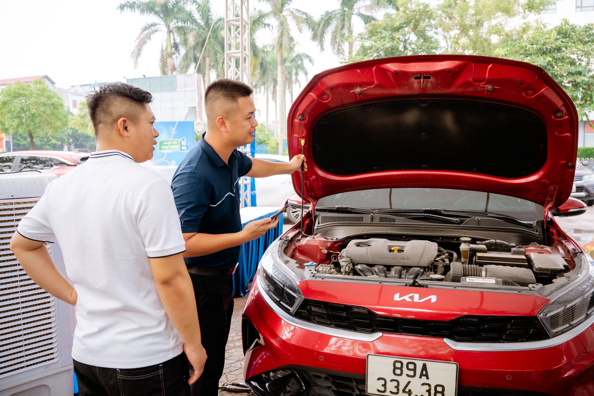 Khách hàng thẩm định xe xăng tại chỗ