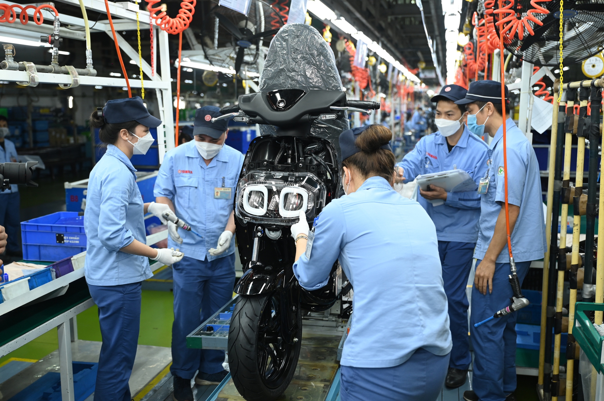 Các nhà máy xe máy điện tăng công suất