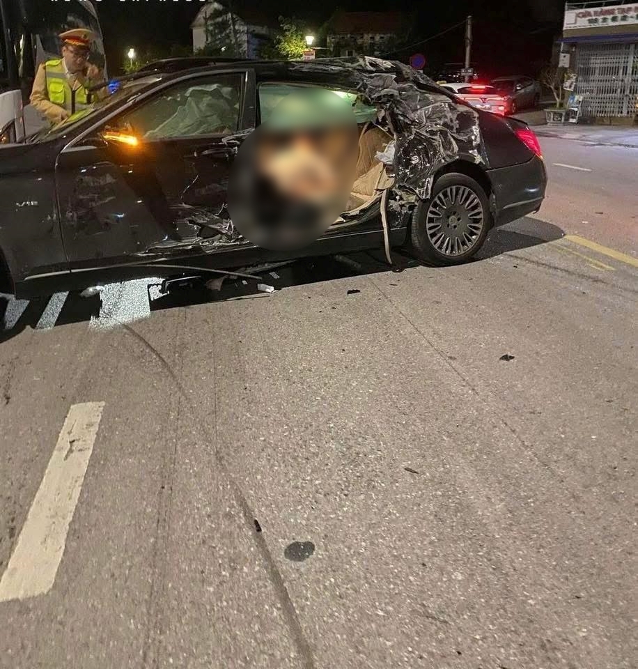 Tài xế bất tỉnh trong xe Mercedes Maybach