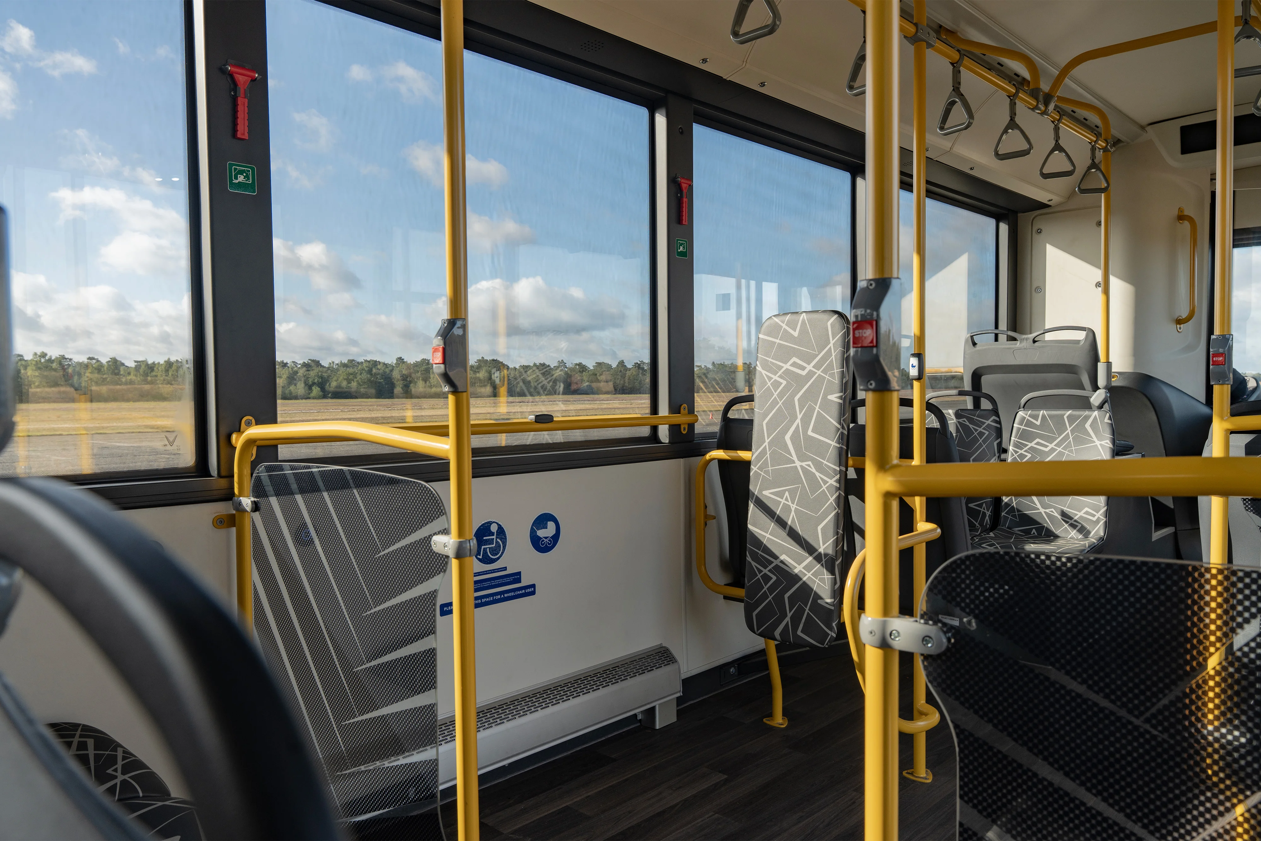 Khu vực cho người ngồi xe lăn trên VinFast EB 12. Khoang dành riêng cho người dùng xe lăn trên EB 12