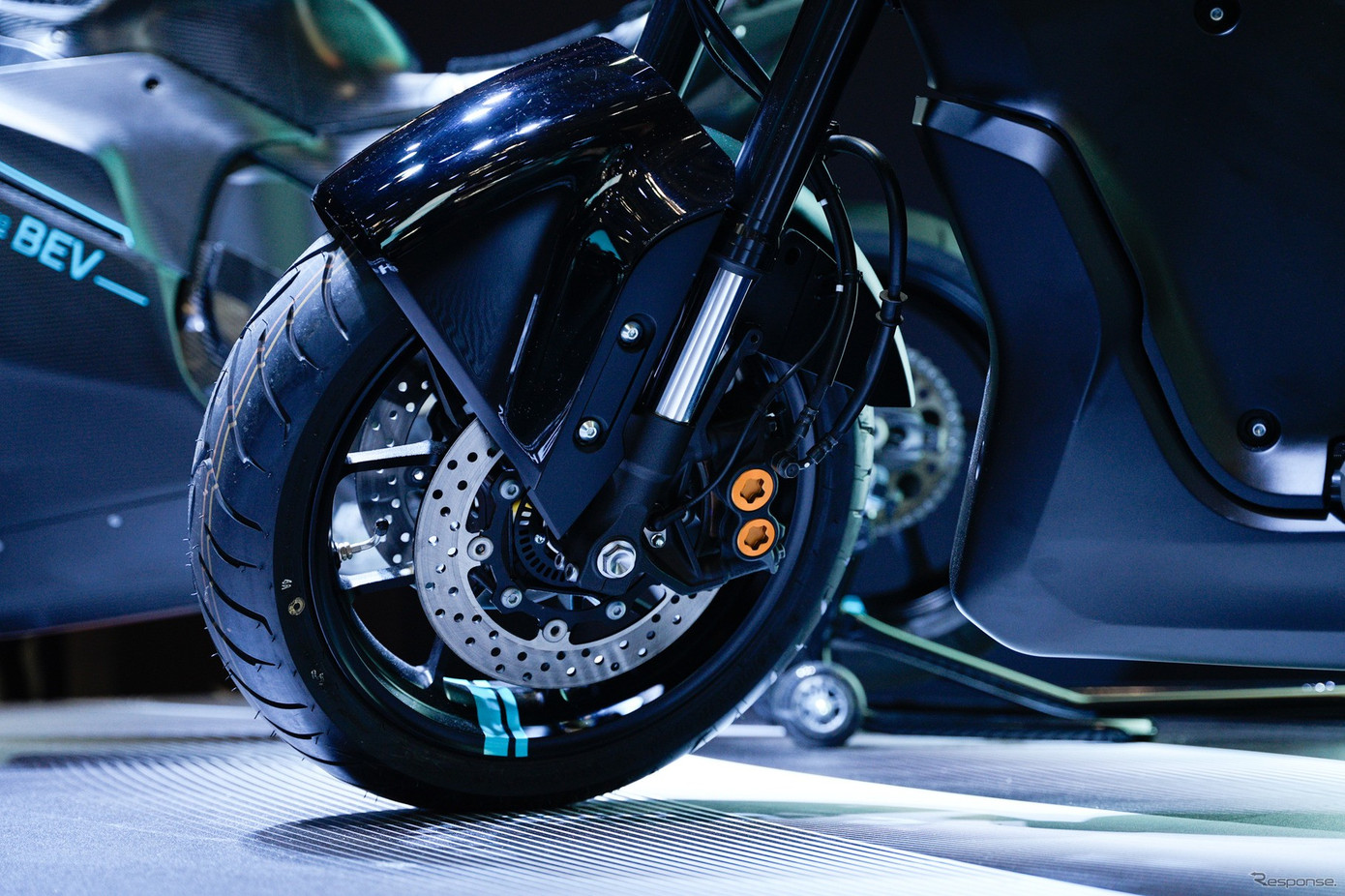 Màu sắc đen bóng kết hợp tem xanh lam đặc trưng Tông màu chủ đạo của Proto HEV