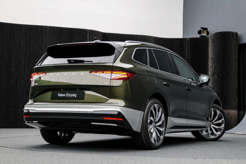 Cụm đèn hậu LED hiện đại của Skoda Enyaq 2025