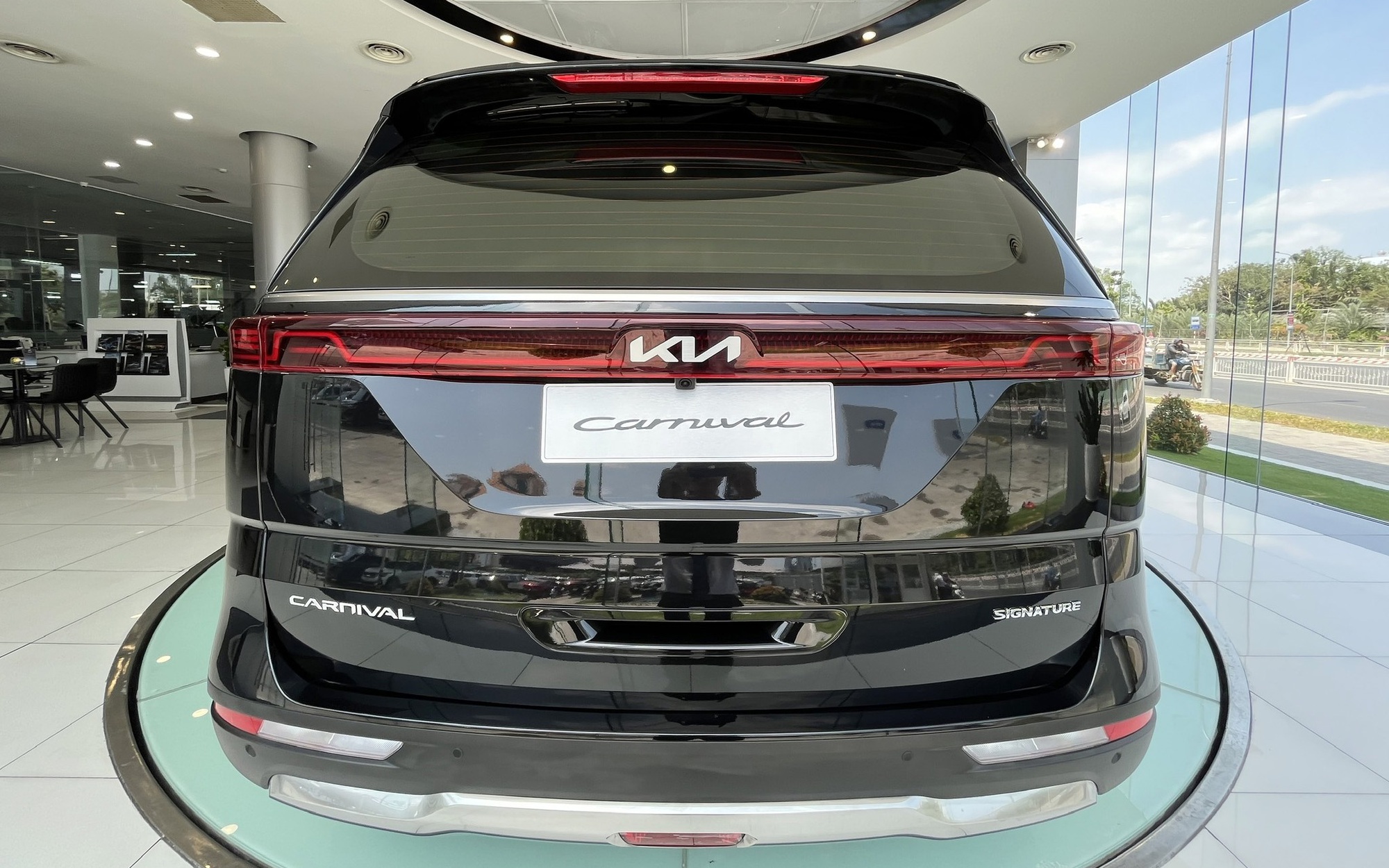 Kia Carnival máy xăng dọn kho giảm giá gần 400 triệu đồng tại đại lý, chạy đều 100km/ngày thì tiền tiết kiệm đủ đổ xăng 6 năm- Ảnh 4. Trang bị tiện nghi đầy đủ trên Kia Carnival máy xăng