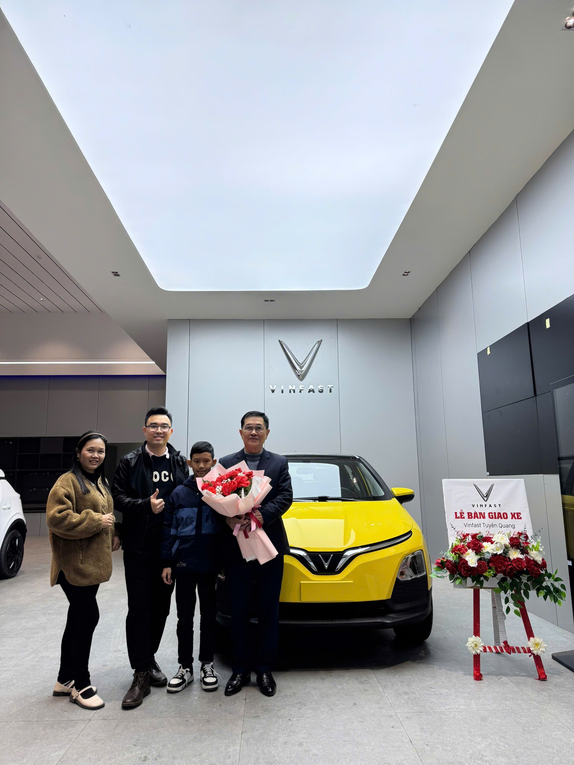 Gia đình sử dụng xe điện đa thế hệ