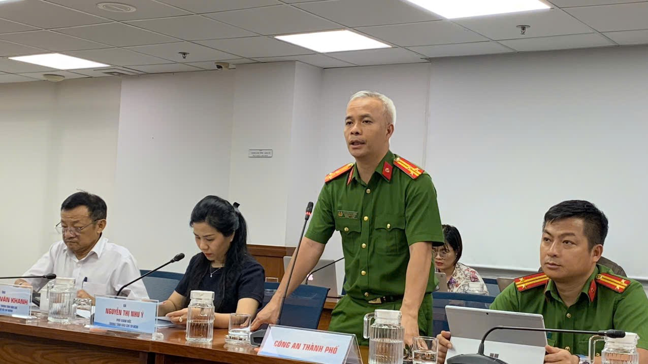 Công an TPHCM chỉ ra những lỗ hổng an toàn gây cháy nổ xe điện- Ảnh 1. Thượng tá Nguyễn Văn Tùng cung cấp thông tin tại cuộc họp báo.
