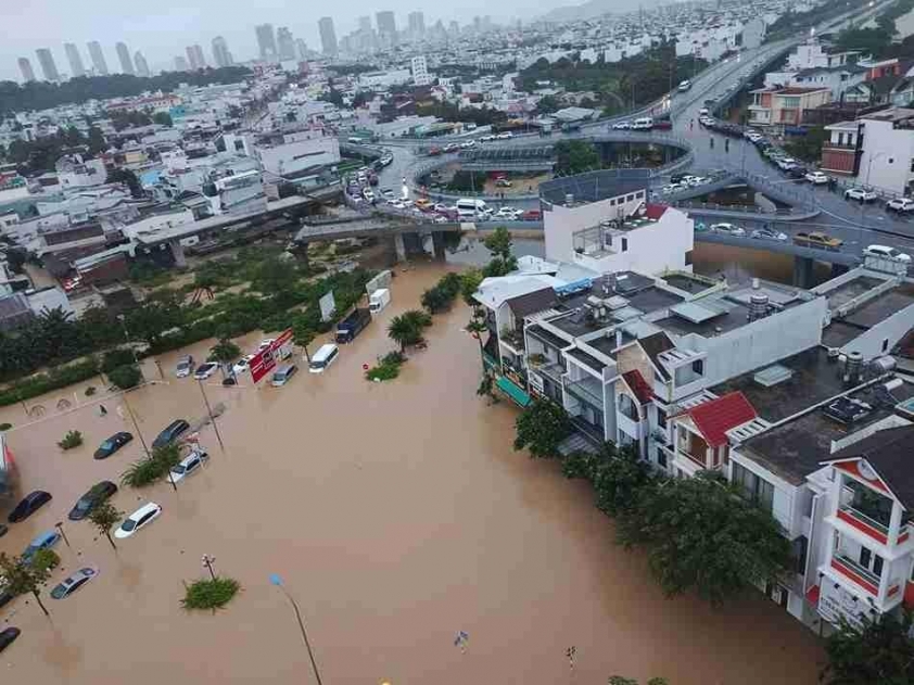 Người dân cầu cứu vì nước vào nhà nhanh chóng