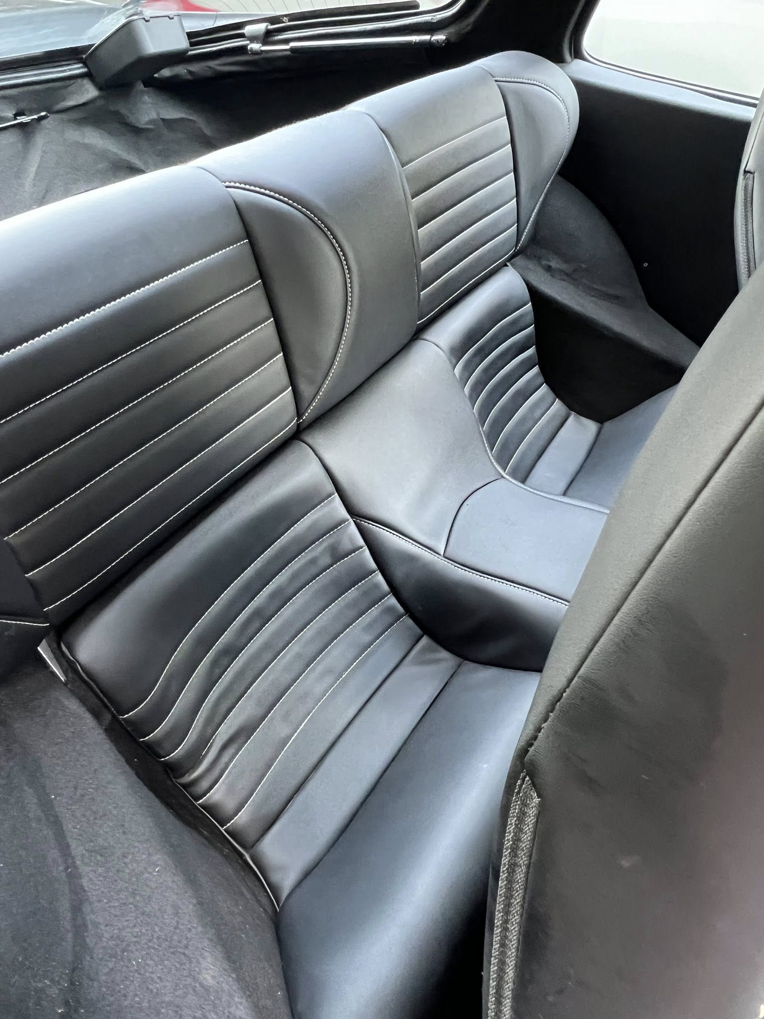 Nội thất da bọc lại của Porsche 944 Nội thất da bọc màu đen