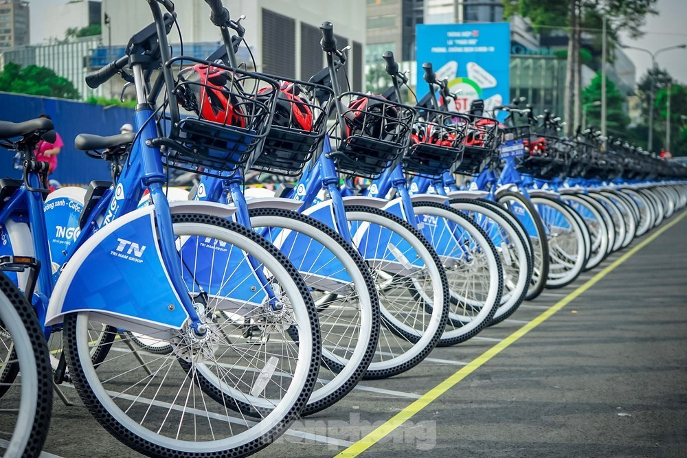 Hà Nội lần đầu tiên triển khai dịch vụ cho thuê xe đạp điện- Ảnh 1. Xe đạp công cộng đang được triển khai trên nhiều tuyến phố Hà Nội