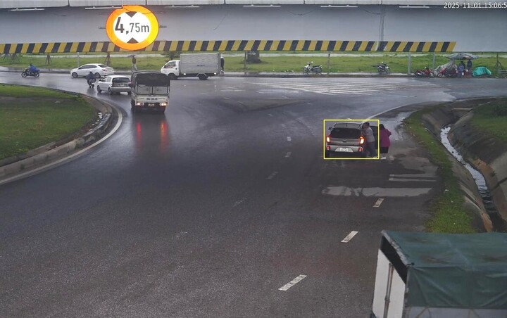 Danh sách 395 xe bị phạt nguội tuần đầu tháng 11 ở Bắc Ninh- Ảnh 3. Ô tô dừng xe dưới gầm cầu vượt