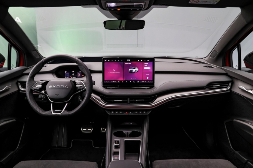 Khoang lái tiện nghi của Skoda Enyaq 2025