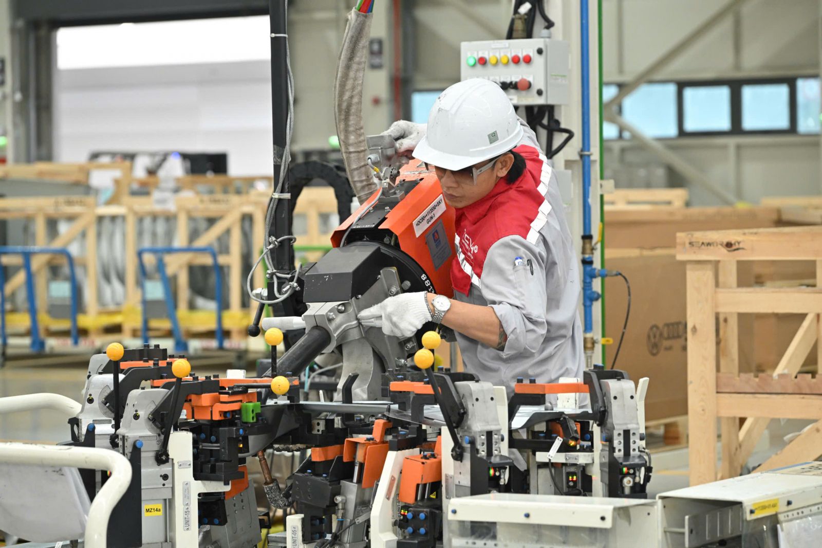 Đón Bộ trưởng Lào, nhà máy ô tô công suất 120.000 xe/năm tuyên bố lấn sân sang xe điện và muốn xuất khẩu sang Lào- Ảnh 2. Bộ trưởng Bộ Công Thương hai nước thăm nhà máy ô tô hiện đại